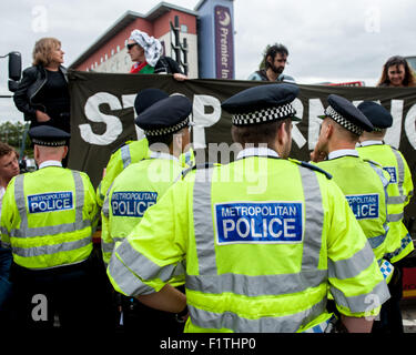 London, UK. 7. September 2015. Aktivisten blockieren die Lieferung von einem Militärfahrzeug während einer Protestaktion gegen die DSEI, eines der weltweit größten Arme messen. Aktivisten sind verärgert über die Wirkung, dass sie behaupten, dass die Messe hat auf dem "Waffenhandel und Unterdrückung." Die Demonstranten wollen halten eine Aktionswoche gegen die Messe, den reibungslosen Ablauf der Veranstaltung zu stören, die vom 15. bis 18. September 2015 in ExCel Centre, Royal Victoria Dock stattfinden soll. Bildnachweis: Pete Maclaine/Alamy Live-Nachrichten Stockfoto