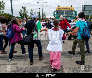 London, UK. 7. September 2015. Aktivisten blockieren die Lieferung von einem Militärfahrzeug während einer Protestaktion gegen die DSEI, eines der weltweit größten Arme messen. Aktivisten sind verärgert über die Wirkung, dass sie behaupten, dass die Messe hat auf dem "Waffenhandel und Unterdrückung." Die Demonstranten wollen halten eine Aktionswoche gegen die Messe, den reibungslosen Ablauf der Veranstaltung zu stören, die vom 15. bis 18. September 2015 in ExCel Centre, Royal Victoria Dock stattfinden soll. Bildnachweis: Pete Maclaine/Alamy Live-Nachrichten Stockfoto