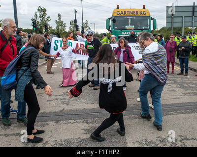 London, UK. 7. September 2015. Aktivisten blockieren die Lieferung von einem Militärfahrzeug während einer Protestaktion gegen die DSEI, eines der weltweit größten Arme messen. Aktivisten sind verärgert über die Wirkung, dass sie behaupten, dass die Messe hat auf dem "Waffenhandel und Unterdrückung." Die Demonstranten wollen halten eine Aktionswoche gegen die Messe, den reibungslosen Ablauf der Veranstaltung zu stören, die vom 15. bis 18. September 2015 in ExCel Centre, Royal Victoria Dock stattfinden soll. Bildnachweis: Pete Maclaine/Alamy Live-Nachrichten Stockfoto