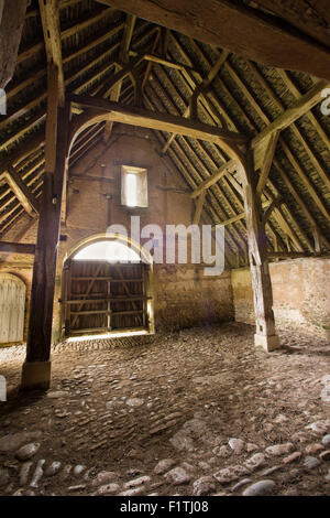 UK, Oxfordshire, Faringdon, große Coxwell, 14. Jahrhundert Zehntscheune, gepflasterten Veranda Stockfoto