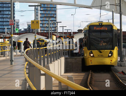 Metrolink Straßenbahn am Bahnhof Victoria, Manchester, UK. Stockfoto