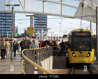 Metrolink Straßenbahn am Bahnhof Victoria, Manchester, UK. Stockfoto