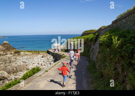 Menschen, die zu Fuß in der l ' Ile Aux Moines Côtes d ' Armor Bretagne (Bretagne) Frankreich Stockfoto