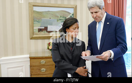 United States Secretary Of State John Kerry spricht mit National Security Adviser Susan Rice während eines bilateralen Treffens im Oval Office des weißen Hauses zwischen US-Präsident Barack Obama und König Salman bin Abd AlAziz von Saudi Arabien im Weißen Haus 4. September 2015 in Washington, DC Credit: Olivier Douliery/Pool über CNP - NO-Draht-Dienst - Stockfoto