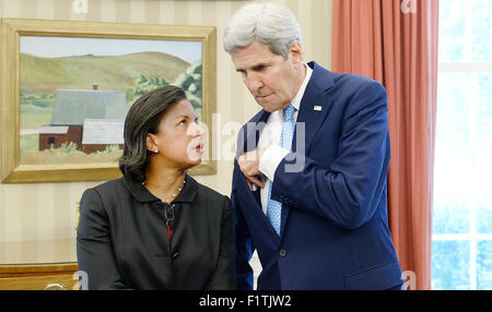 United States Secretary Of State John Kerry spricht mit National Security Adviser Susan Rice während eines bilateralen Treffens im Oval Office des weißen Hauses zwischen US-Präsident Barack Obama und König Salman bin Abd AlAziz von Saudi Arabien im Weißen Haus 4. September 2015 in Washington, DC Credit: Olivier Douliery/Pool über CNP - NO-Draht-Dienst - Stockfoto