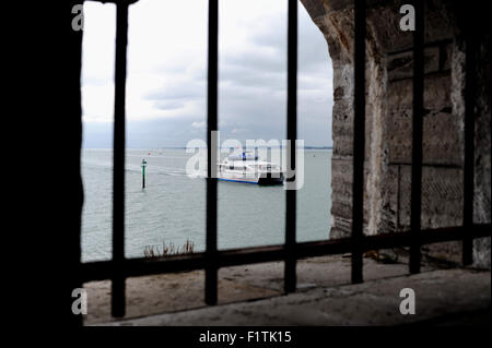 Altes Portsmouth Hampshire - Wightlink Fähre gesehen aus einem vergitterten Fenster eines alten Forts in Old Portsmouth Stockfoto