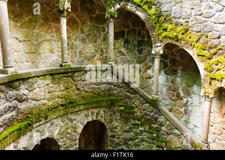 Treppe und Mauerwerk auf eine Einleitung nun auf Quinta da Regaleira, Sintra. Stockfoto