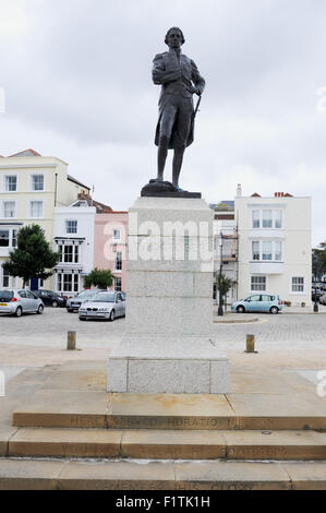 Altes Portsmouth Hampshire - Statue von Admiral Lord Horatio Nelson auf alte Portsmouth Stockfoto