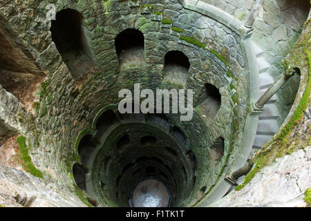 Auf der Suche nach unten in eine Einleitung gut auf Quinta da Regaleira, Sintra. Stockfoto