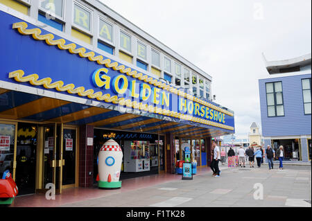 Southsea Portsmouth Hampshire UK - The Golden Horseshoe Spielhalle am Meer Clarence Pier Stockfoto