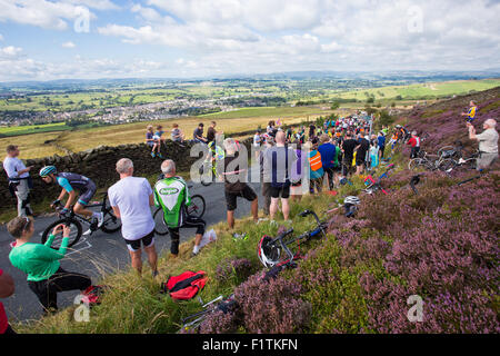 Banje, Lancashire, UK. 7. September 2015. Teilnehmer in Phase zwei des 2015 Aviva Tour durch Großbritannien Zyklus Rennen steigen die Bleara Moor-König der Berge klettern auf den Hügeln oberhalb von Banje, Lancashire, 100km in der 159 km langen Etappe. Bildnachweis: Tom Holmes / Alamy Live News Stockfoto