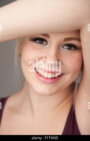 Teenager-Mädchen mit ihren Arm ruhen auf ihrer Stirn. Stockfoto