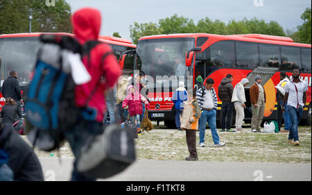 München, Deutschland. 07. Sep, 2015. Flüchtlinge, die neben ihren Habseligkeiten warten, um ihre Reise vor der Auffangeinrichtung Flüchtling auf der Messe in München, 7. September 2015 fortsetzen. Foto: ANGELIKA WARMUTH/Dpa/Alamy Live News Stockfoto