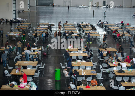 München, Deutschland. 07. Sep, 2015. Flüchtlinge in Flüchtlingslagern Auffangeinrichtung auf der Messe in München, 7. September 2015. Foto: ANGELIKA WARMUTH/Dpa/Alamy Live News Stockfoto