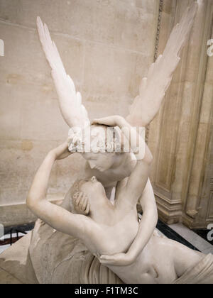 Psyche von Amors Kuss wiederbelebt. Eine Skulptur zu einem klassischen Thema. Eine Frau (Psyche) reicht für einen Kuss von geflügelten Mann (Cupido Stockfoto