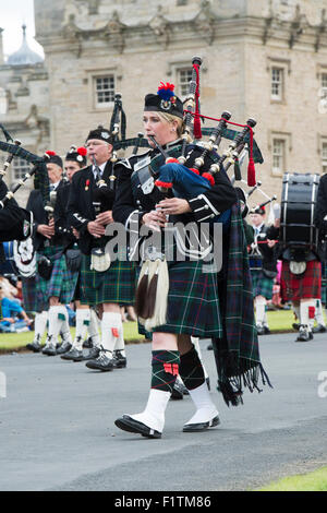 Weibliche Dudelsackspieler. Massed Pipebands auf Floors Castle. Kelso, Schottland Stockfoto