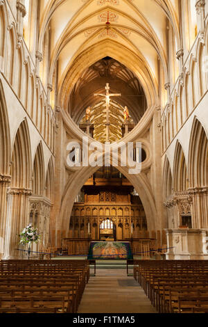 Das Interieur, Wells Cathedral zeigt die Schere Bögen - ein Beispiel für mittelalterliche Bau; 12. Jahrhundert, Somerset UK Stockfoto