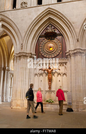 Urlauber, die im 14. Jahrhundert mittelalterliche Brunnen Dom Uhr; das Innere der Kathedrale von Wells, Somerset England UK Stockfoto