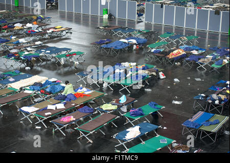 München, Deutschland. 07. Sep, 2015. Flüchtlinge in Flüchtlingslagern Auffangeinrichtung auf der Messe in München, 7. September 2015. Foto: ANGELIKA WARMUTH/Dpa/Alamy Live News Stockfoto