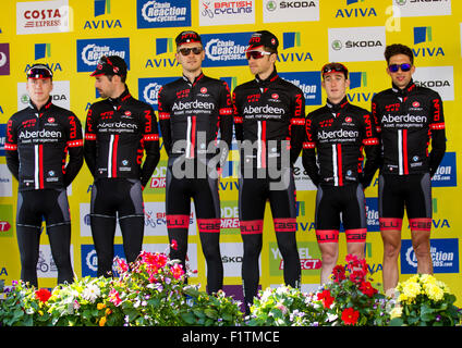 Clitheroe, Lancashire, Großbritannien, September 2015. Das professionelle Rennradteam NFTO (britisches UCI Continental Cycling Team bei der Tour of Britain Etappe 2. Ribble Valley und Pendle. Die zweite Etappe begann im Stadtzentrum von Clitheroe und führte im Uhrzeigersinn über Nick O’Pendle, Longridge, Dunsop Bridge und Slaidburn im Gebiet Forest of Bowland von außergewöhnlicher natürlicher Schönheit. Nach Gisburn ging es über Barnoldswick und Earby nach Pendle, bevor es mit dem Ziel in Colne eine Strecke von Clitheroe nach Colne von 162km zurückkehrte. Stockfoto