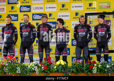 Clitheroe, Lancashire, Großbritannien, 7. September 2015. Team Cult Energy Pro Cycling bei der Tour of Britain Stage 2. Ribble Valley und Pendle. Die zweite Etappe begann im Stadtzentrum von Clitheroe und führte im Uhrzeigersinn über Nick O'Pendle, Longridge, Dunsop Bridge und Slaidburn im Forest of Bowland Area of Outstanding Natural Beauty. Nach Gisburn führte die Strecke über Barnoldswick und Earby nach Pendle, bevor sie mit dem Ziel in Colne kurz eine Strecke von Clitheroe nach Colne von 162km zurücklegte Stockfoto