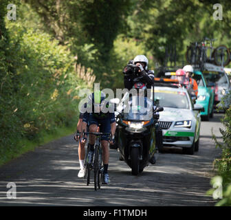 Stufe 2 Aviva Tour durch Großbritannien Radrennen in Ribble Valley, Lancashire. Alex Dowsett führt die Pause auf der Bühne 2, Pete Williams, ist ein Pro Cycling Team verdeckt. Stockfoto