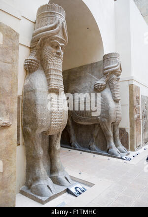 Geflügelte unter der Leitung von menschlichen Bullen bewachen den Bogen. Ursprünglich Teil des Sargon II Hauptstadt Dur Sharrukin jetzt Khorsabad. Stockfoto