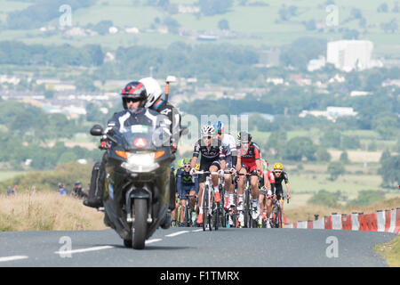 Colne, UK. 07. Sep, 2015. Radfahrer Klettern die Nick o-Pendle zu Beginn der Phase 2 der Aviva Tour of Britain zwischen Clitheroe und Colne, Großbritannien am 7. September 2015. Das Rennen, das erstreckt sich über 7 Etappen, begann am 6. September in Beaumaris, Anglesey, und endet am 13 August in London, Vereinigtes Königreich. Bildnachweis: Andrew Peat/Alamy Live-Nachrichten Stockfoto