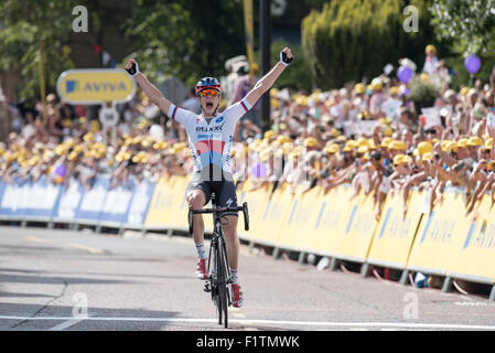 Colne, UK. 07. Sep, 2015. Tschechischer Staatsmeister Petr Vakoc (Etixx Quickstep) gewinnt Etappe zwei Aviva Tour of Britain zwischen Clitheroe und Colne, Großbritannien am 7. September 2015. Das Rennen, das erstreckt sich über 7 Etappen, begann am 6. September in Beaumaris, Anglesey, und endet am 13 August in London, Vereinigtes Königreich. Bildnachweis: Andrew Peat/Alamy Live-Nachrichten Stockfoto