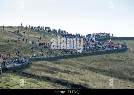 Colne, UK. 07. Sep, 2015. Radfahrer Klettern die Nick o-Pendle zu Beginn der Phase 2 der Aviva Tour of Britain zwischen Clitheroe und Colne, Großbritannien am 7. September 2015. Das Rennen, das erstreckt sich über 7 Etappen, begann am 6. September in Beaumaris, Anglesey, und endet am 13 August in London, Vereinigtes Königreich. Bildnachweis: Andrew Peat/Alamy Live-Nachrichten Stockfoto