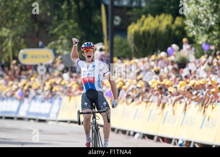 Colne, UK. 07. Sep, 2015. Tschechischer Staatsmeister Petr Vakoc (Etixx Quickstep) gewinnt Etappe zwei Aviva Tour of Britain zwischen Clitheroe und Colne, Großbritannien am 7. September 2015. Das Rennen, das erstreckt sich über 7 Etappen, begann am 6. September in Beaumaris, Anglesey, und endet am 13 August in London, Vereinigtes Königreich. Bildnachweis: Andrew Peat/Alamy Live-Nachrichten Stockfoto