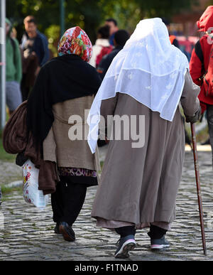 Berlin, Deutschland. 07. Sep, 2015. Flüchtlinge kommen in der Schmidt-Knobelsdorf-Kaserne in Berlin, Deutschland, 7. September 2015. Foto: BRITTA PEDERSEN/Dpa/Alamy Live News Stockfoto