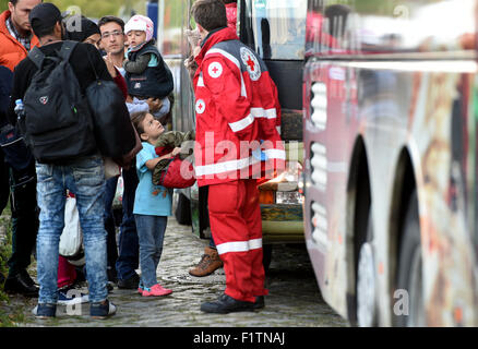 Berlin, Deutschland. 07. Sep, 2015. Flüchtlinge kommen in der Schmidt-Knobelsdorf-Kaserne in Berlin, Deutschland, 7. September 2015. Foto: BRITTA PEDERSEN/Dpa/Alamy Live News Stockfoto