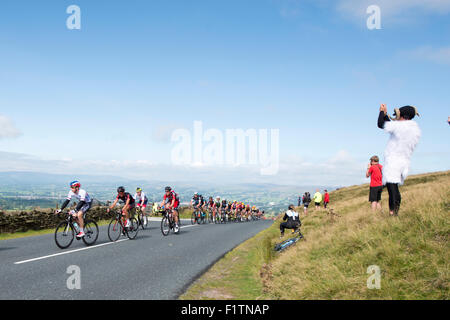 Colne, UK. 07. Sep, 2015. Radfahrer Klettern die Nick o-Pendle zu Beginn der Phase 2 der Aviva Tour of Britain zwischen Clitheroe und Colne, Großbritannien am 7. September 2015. Das Rennen, das erstreckt sich über 7 Etappen, begann am 6. September in Beaumaris, Anglesey, und endet am 13 August in London, Vereinigtes Königreich. Bildnachweis: Andrew Peat/Alamy Live-Nachrichten Stockfoto