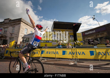 Colne, UK. 07. Sep, 2015. Tschechischer Staatsmeister Petr Vakoc (Etixx Quickstep) gewinnt Etappe zwei Aviva Tour of Britain zwischen Clitheroe und Colne, Großbritannien am 7. September 2015. Das Rennen, das erstreckt sich über 7 Etappen, begann am 6. September in Beaumaris, Anglesey, und endet am 13 August in London, Vereinigtes Königreich. Bildnachweis: Andrew Peat/Alamy Live-Nachrichten Stockfoto