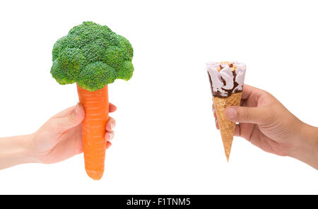 Weibchen mit Karotte mit Blumenkohl und männlich weiß mit Beschneidungspfad, gesunde Ernährung Konzept Eiswaffel festhalten Stockfoto