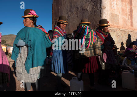 Eine Gruppe von Frauen kommen am Morgen auf dem Dorfplatz, wo es wird gefeiert, die Tinku Stockfoto