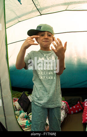 Sechs Jahre alten Jungen in einem Zelt bei karrageen Campingplatz, Hope Cove, Devon, England, Vereinigtes Königreich. Stockfoto