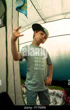 Sechs Jahre alten Jungen in einem Zelt bei karrageen Campingplatz, Hope Cove, Devon, England, Vereinigtes Königreich. Stockfoto