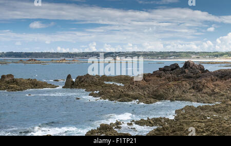 La Rocco Turm und St. Ouen's Bay von La Corbiere, Jersey Stockfoto