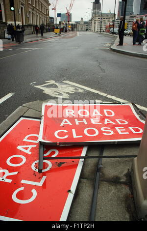 Weg in die Zukunft geschlossen Schild nahe London Bridge ENgland UK Stockfoto