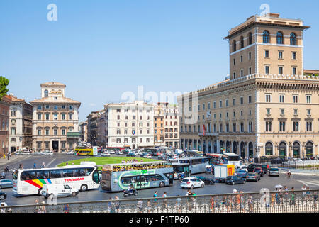 Dichten Verkehr rund um den Kreisverkehr in die Piazza Venezia Rom Roma Lazio Italien EU Europa Stockfoto