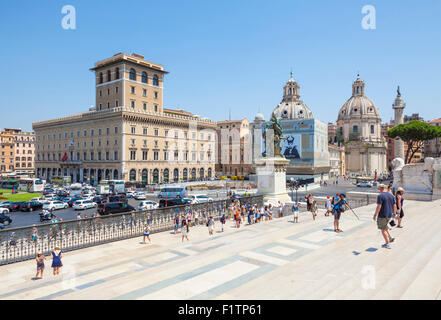 Touristen, die hinunter die Schritte von Victor Emanuel II Denkmal Piazza Venezia Rom Roma Lazio Italien EU Europa Stockfoto