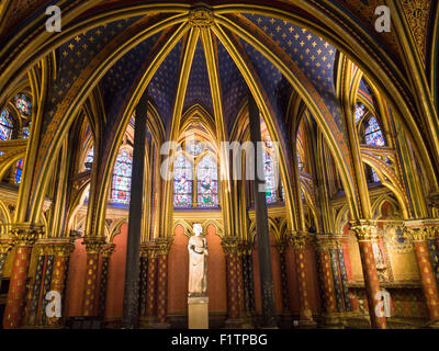 Statue von Saint Louis in Sainte-Chapelle. Extravagante Bögen vergoldet mit Gold in einem tiefblauen Deckenrahmen die statue Stockfoto