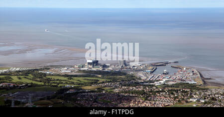 Luftaufnahme von Heysham in Lancashire mit seinen zwei Kernkraftwerk und einem Hafen, UK Stockfoto