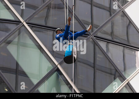 London, UK. 7. September 2015. Bild: Jimmy Demetriou entstammt die Höhen der Gerkhin, wo er das Gebäude Manager ist. Die nach außen gebunden Vertrauen Stadt drei Peaks Challenge in Verbindung mit der Royal Navy und Royal Marines Charity ist ein atemberaubender Abseilen Unterfangen auf der größten städtischen Bergkette: The City of London. Bildnachweis: Paul Davey/Alamy Live-Nachrichten Stockfoto