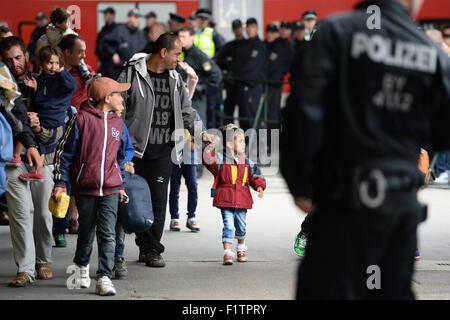 München, Deutschland. 07. Sep, 2015. Flüchtlinge mit Kindern Fuß entlang einer Plattform bei ihrer Ankunft am Hauptbahnhof in München, 7. September 2015. Foto: ANDREAS GEBERT/Dpa/Alamy Live-Nachrichten Stockfoto