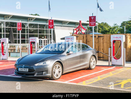 Das Elektroauto des Tesla-Modells an der Tesla-Ladestation, Hopwood Service Station Birmingham UK GB Europa Stockfoto