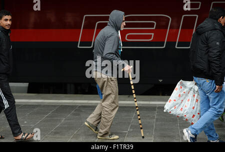 München, Deutschland. 07. Sep, 2015. Flüchtlinge, darunter einen älteren Mann mit einem Stock Fuß entlang einer Plattform bei ihrer Ankunft am Hauptbahnhof in München, 7. September 2015. Foto: ANDREAS GEBERT/Dpa/Alamy Live-Nachrichten Stockfoto