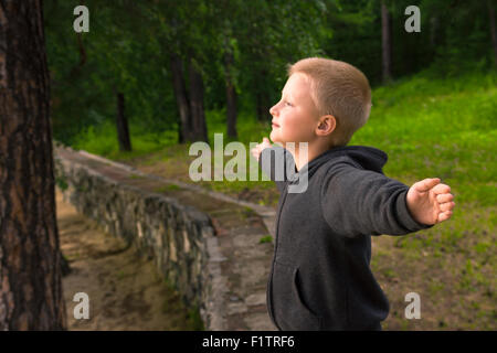 Kind Praxis Fitness- und Pranayama (Atemübungen) im Wald (Park) Stockfoto